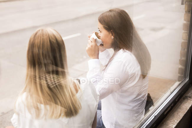 Mulheres bebendo café fora — Fotografia de Stock