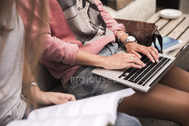 Mujeres que estudian y utilizan ordenador portátil - foto de stock