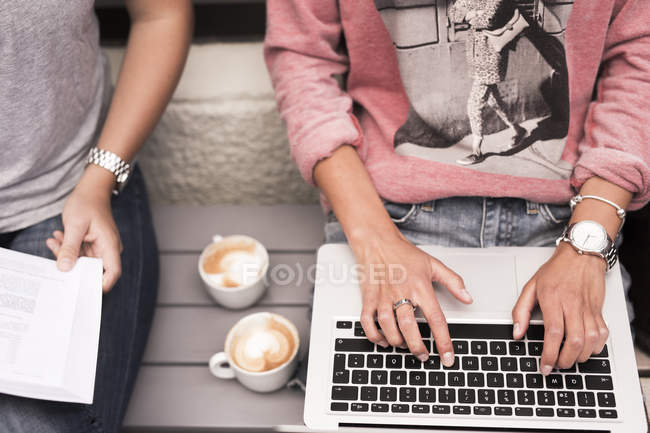 Women studying and using laptop — Stock Photo