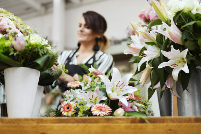Fleuriste faisant bouquet de fleurs — Photo de stock