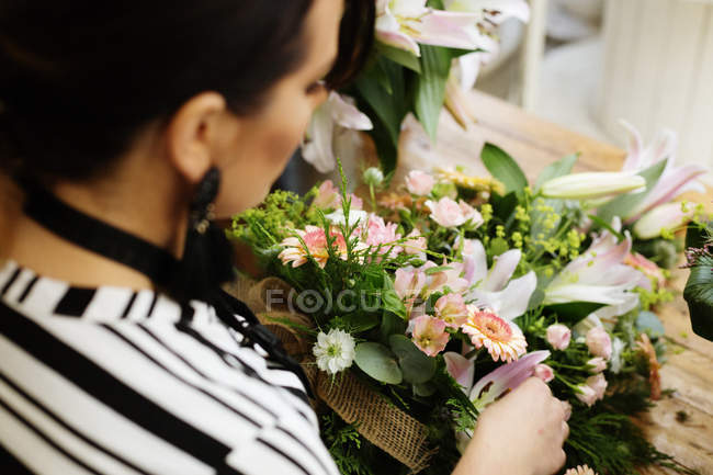 Floristería haciendo ramo de flores - foto de stock
