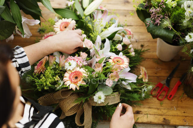 Флорист, роблячи квітковий букет — Stock Photo