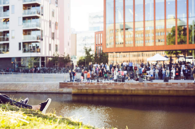 People relaxing in city — Stock Photo