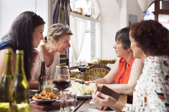 Frauen unterhalten sich beim Mittagessen — Stockfoto