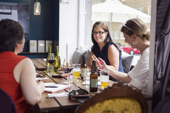 Mulheres conversando durante o almoço — Fotografia de Stock