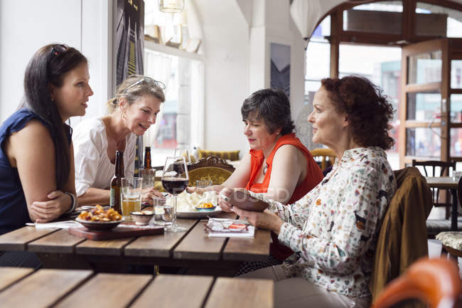 Women talking during lunch — Stock Photo
