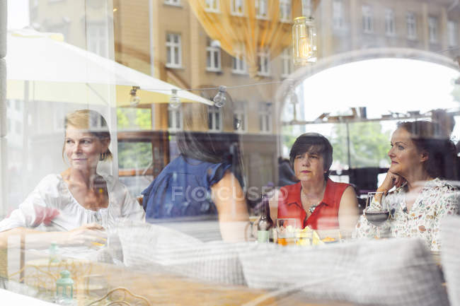Mujeres hablando durante el almuerzo - foto de stock