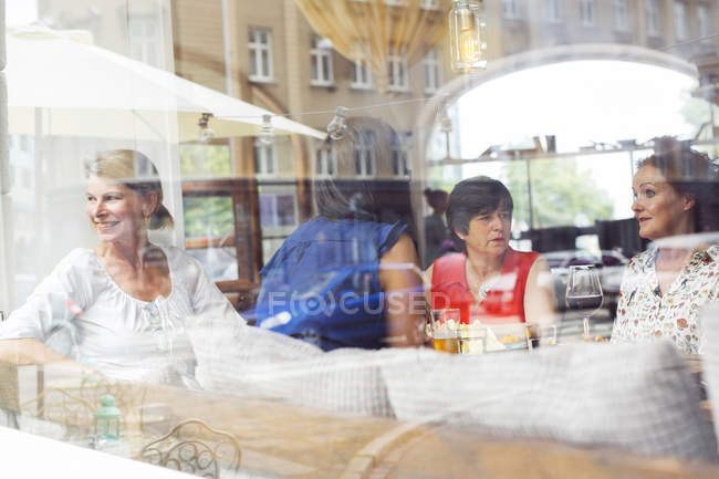Mujeres hablando durante el almuerzo - foto de stock