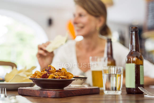 Chips and beer on table — Stock Photo