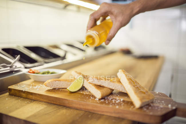 Koch bereitet Vorspeisen zu — Stockfoto
