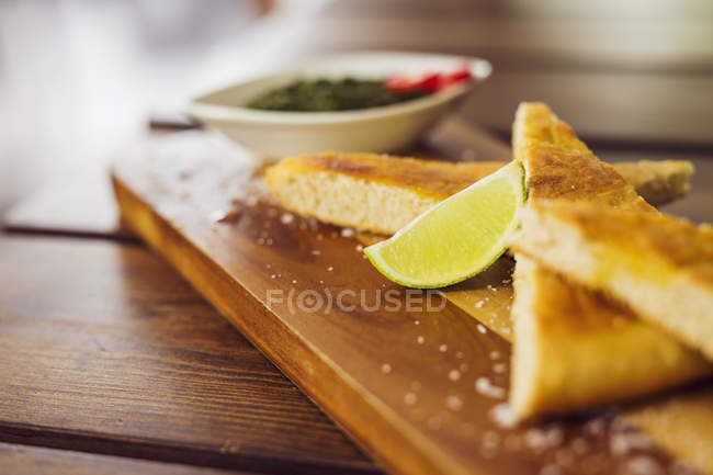Bread with pesto sauce — Stock Photo