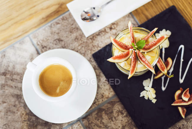 Mousse with figs and black coffee — Stock Photo