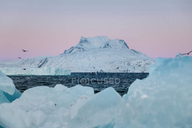 Montagne enneigée au coucher du soleil — Photo de stock