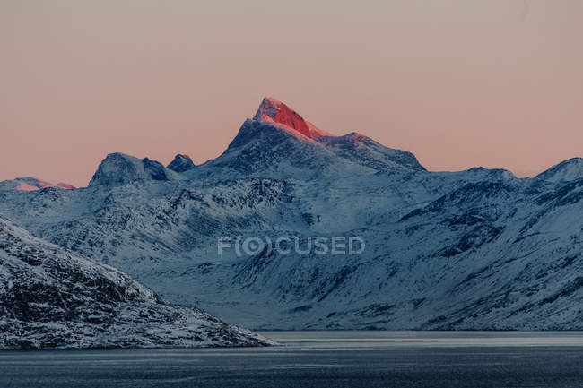 Snowcapped mountain at sunset — Stock Photo