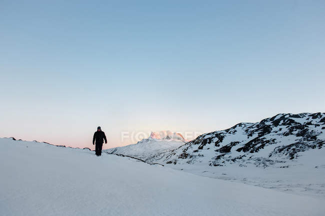 Homme marchant sur la neige — Photo de stock