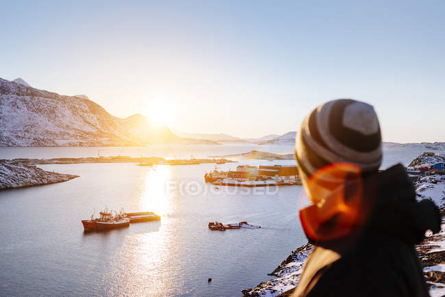 Hombre mirando al mar - foto de stock