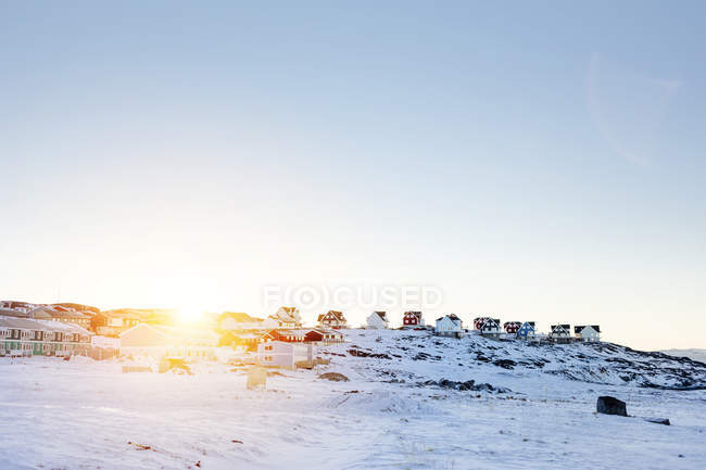 Schneelandschaft mit Wohnhäusern — Stockfoto