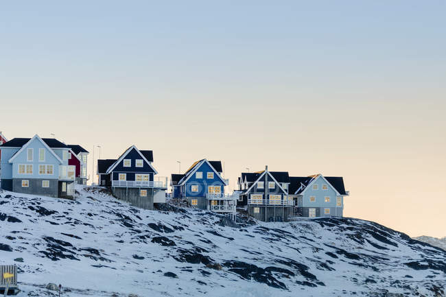 Сніговий пейзаж з житловими будинками — стокове фото