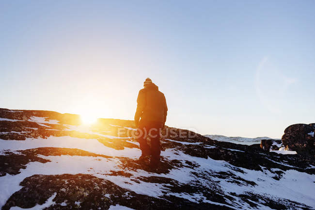 Homem caminhando na neve — Fotografia de Stock