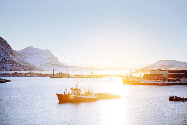 Береговая линия с траулером в солнечный день — стоковое фото