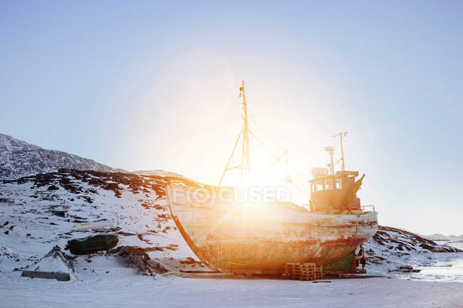 Küste mit Trawler an sonnigem Tag — Stockfoto