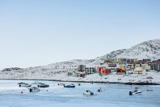 Mar congelado con edificios residenciales - foto de stock