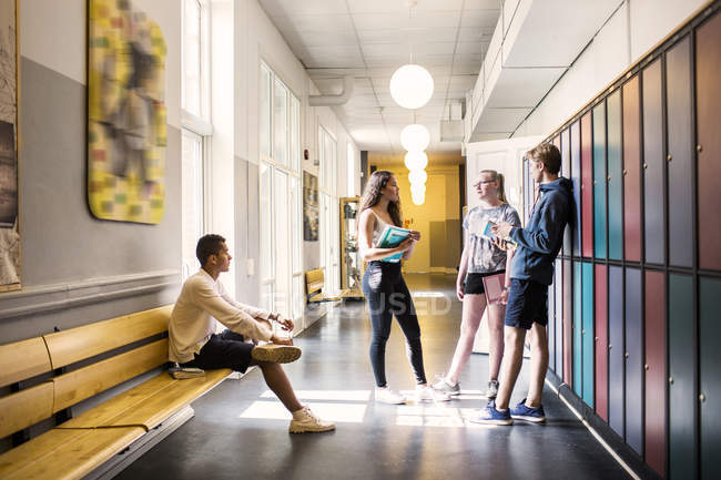 Молоді студенти стоять в коридорі — стокове фото