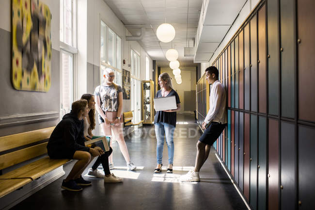 Jeunes étudiants debout dans le couloir — Photo de stock