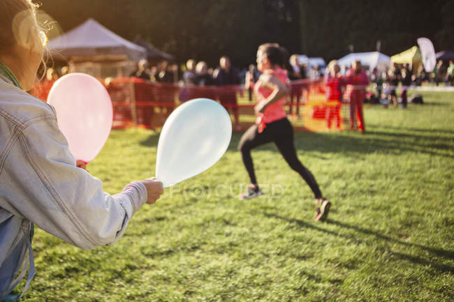 Malmo, Suécia - 26 de maio de 2016: Apoiante segurando balões em evento esportivo — Fotografia de Stock