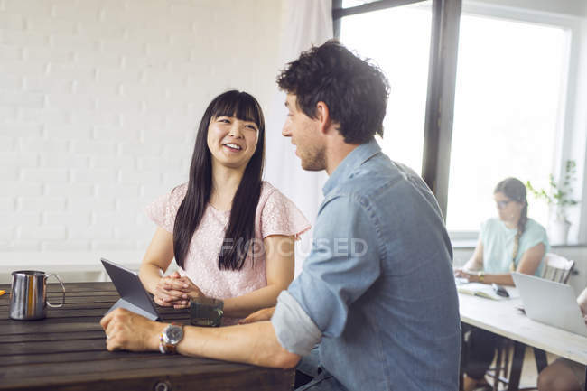 Coworkers talking at table — Stock Photo