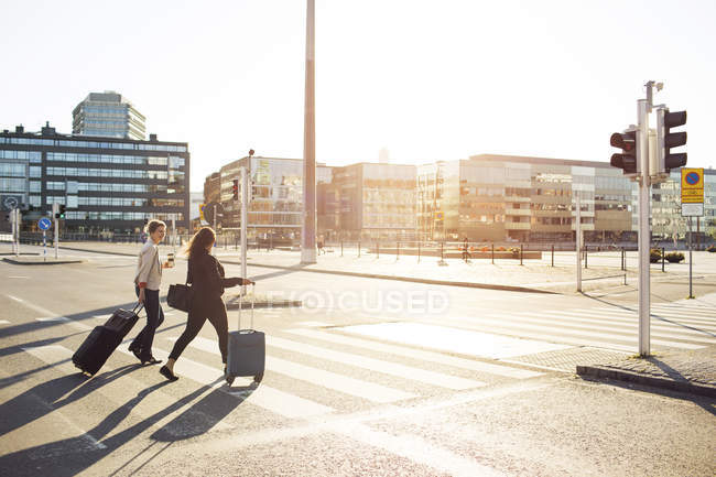 Businesswomen crossing street — Stock Photo