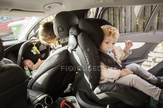 Criança sentada no assento de segurança — Fotografia de Stock