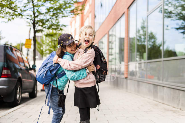 Zwei Mädchen, die sich auf der Straße umarmen — Stockfoto