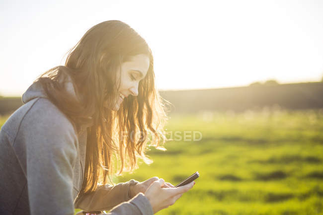 Woman using mobile phone — Stock Photo