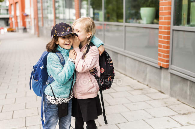 Dos chicas abrazándose en la calle - foto de stock