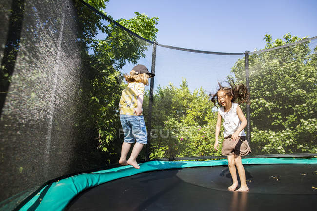 Meninas pulando no trampolim — Fotografia de Stock