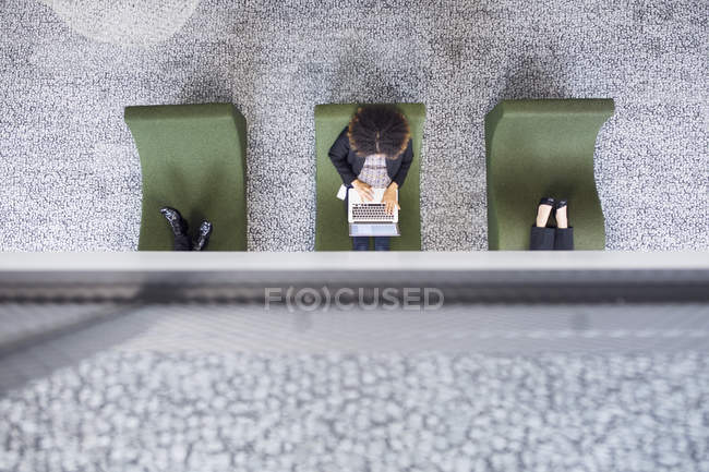 Donne sedute in poltrone accoglienti — Foto stock