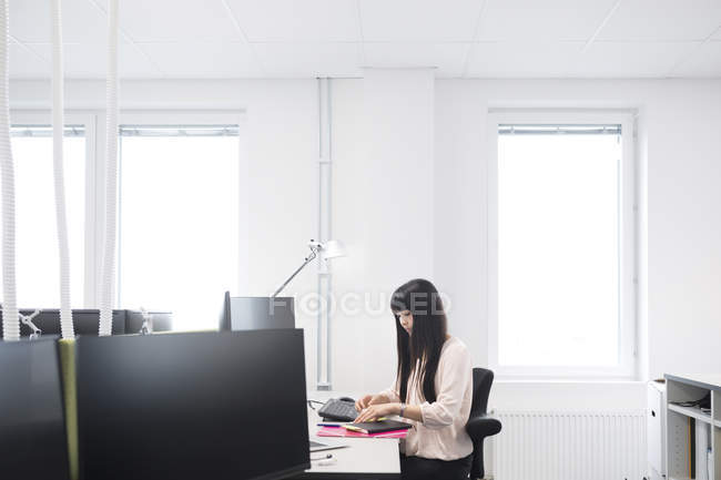 Asiatique femme de travail avec ordinateur — Photo de stock