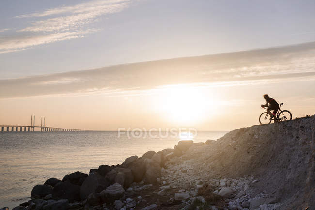 Cycliste sur la côte rocheuse — Photo de stock