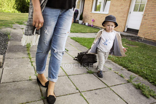 Madre caminando con hijo - foto de stock