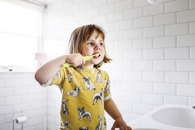 Girl brushing teeth — Stock Photo
