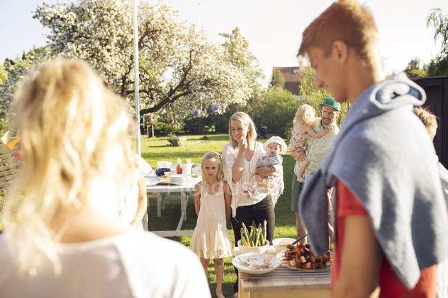 Famille ayant garden party dans la cour arrière — Photo de stock