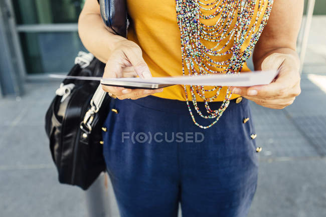Woman holding documents — Stock Photo
