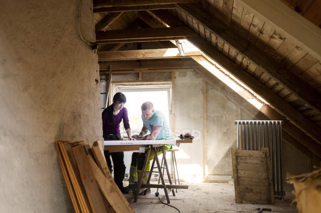 Couple travaillant sur le plan de rénovation — Photo de stock