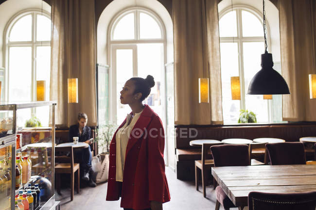Donna in piedi in mensa — Foto stock