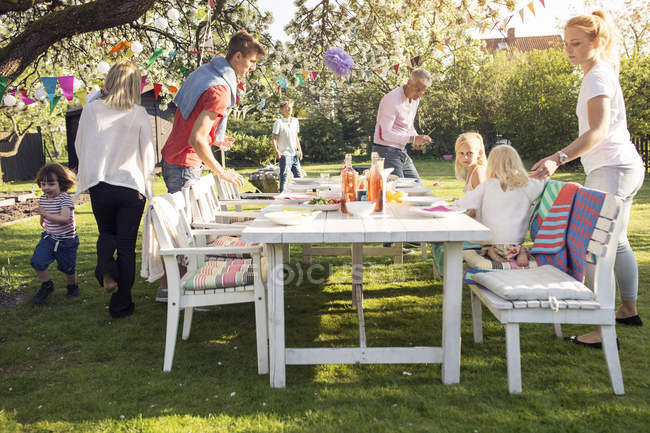 Famille ayant garden party dans la cour arrière — Photo de stock