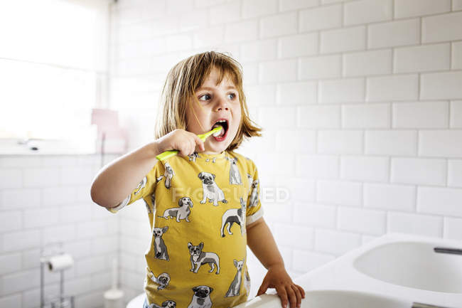 Дівчина чищення зубів — стокове фото