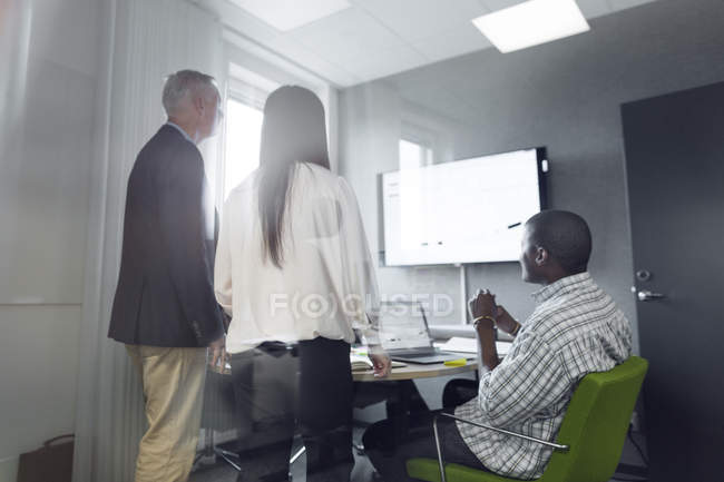 Colleagues discussing work at screen — Stock Photo
