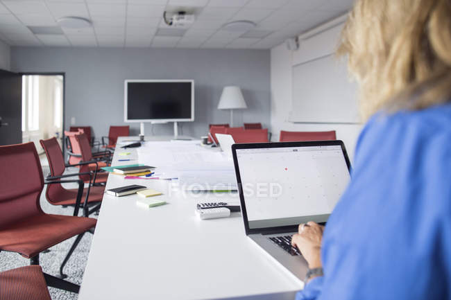 Woman working in empty room — Stock Photo