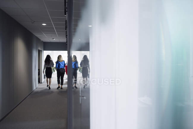 Women walking through corridor — Stock Photo